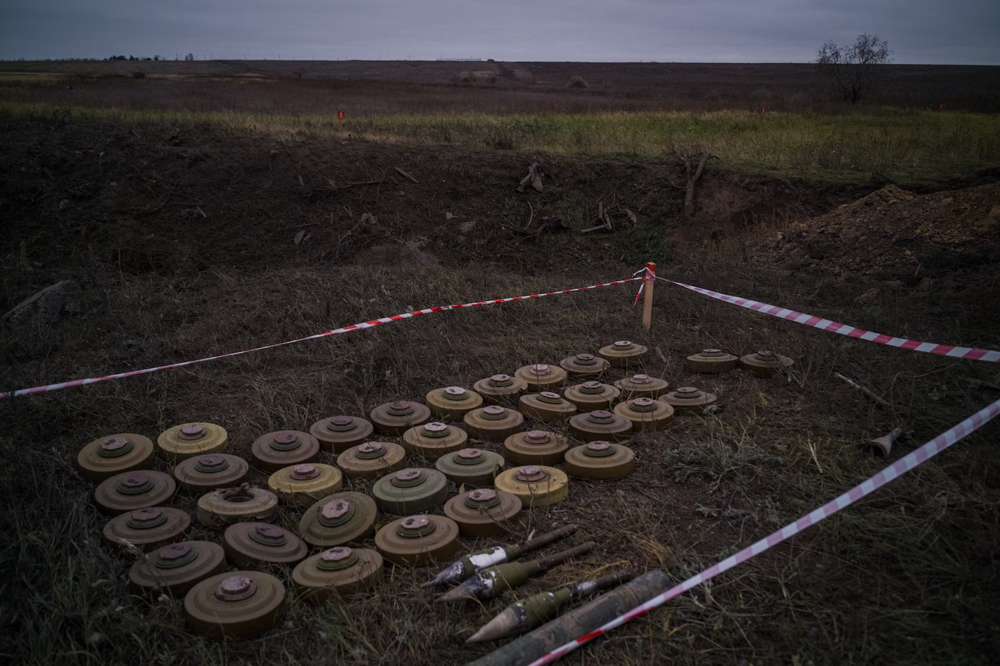 Міни та нерозірвані ракети біля зруйнованого мосту на шляху до Херсона, Україна, у листопаді